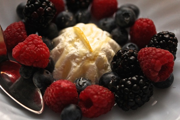 ricotta with berries and honey